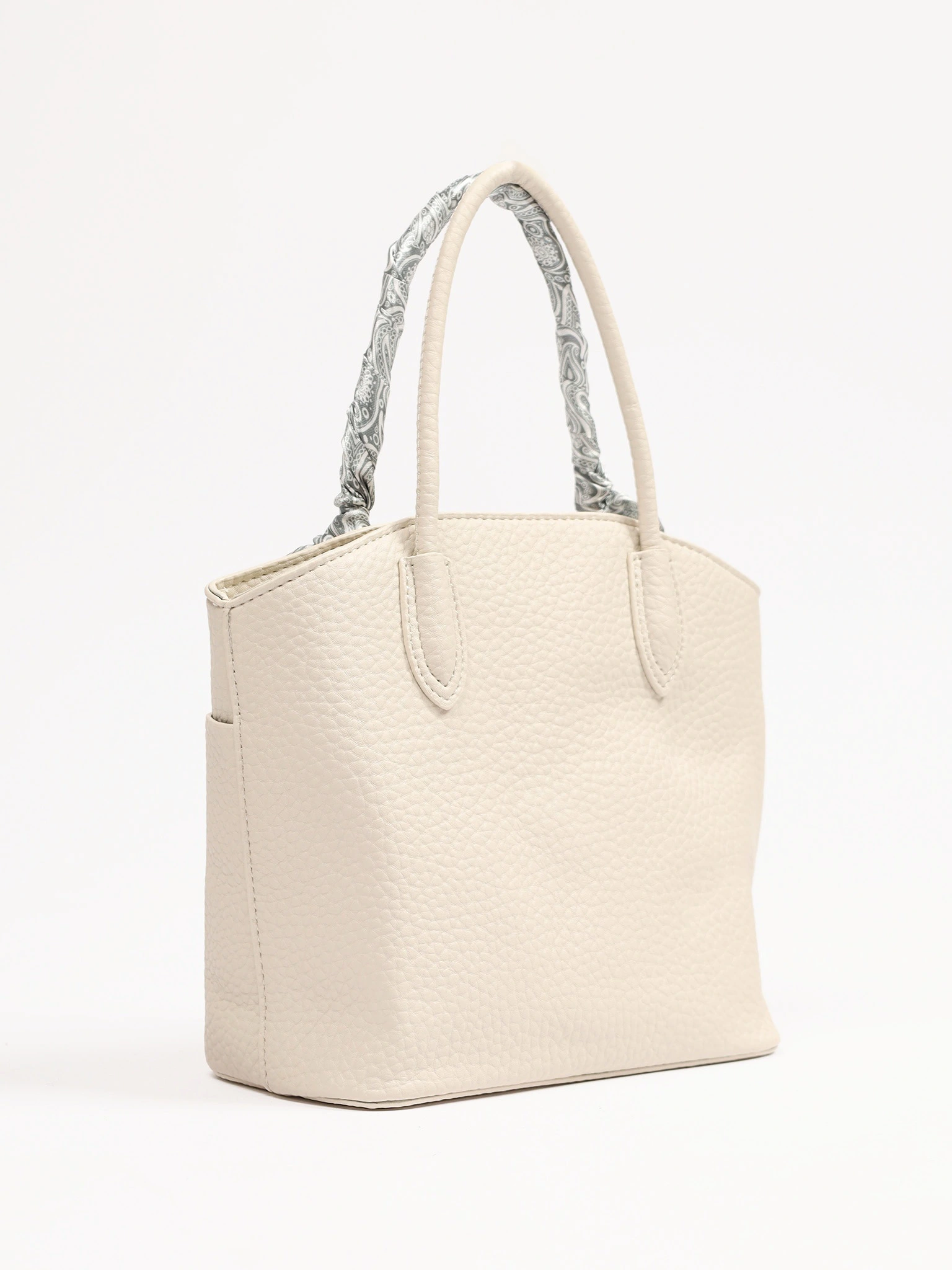 Сумка-тоут с округлыми ручками и декоративным платком в ассортименте